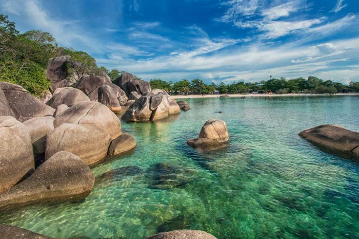 Pantai Tanjung Tinggi: Surga Tersembunyi dengan Pesona Batu Granit yang Bikin Kangen