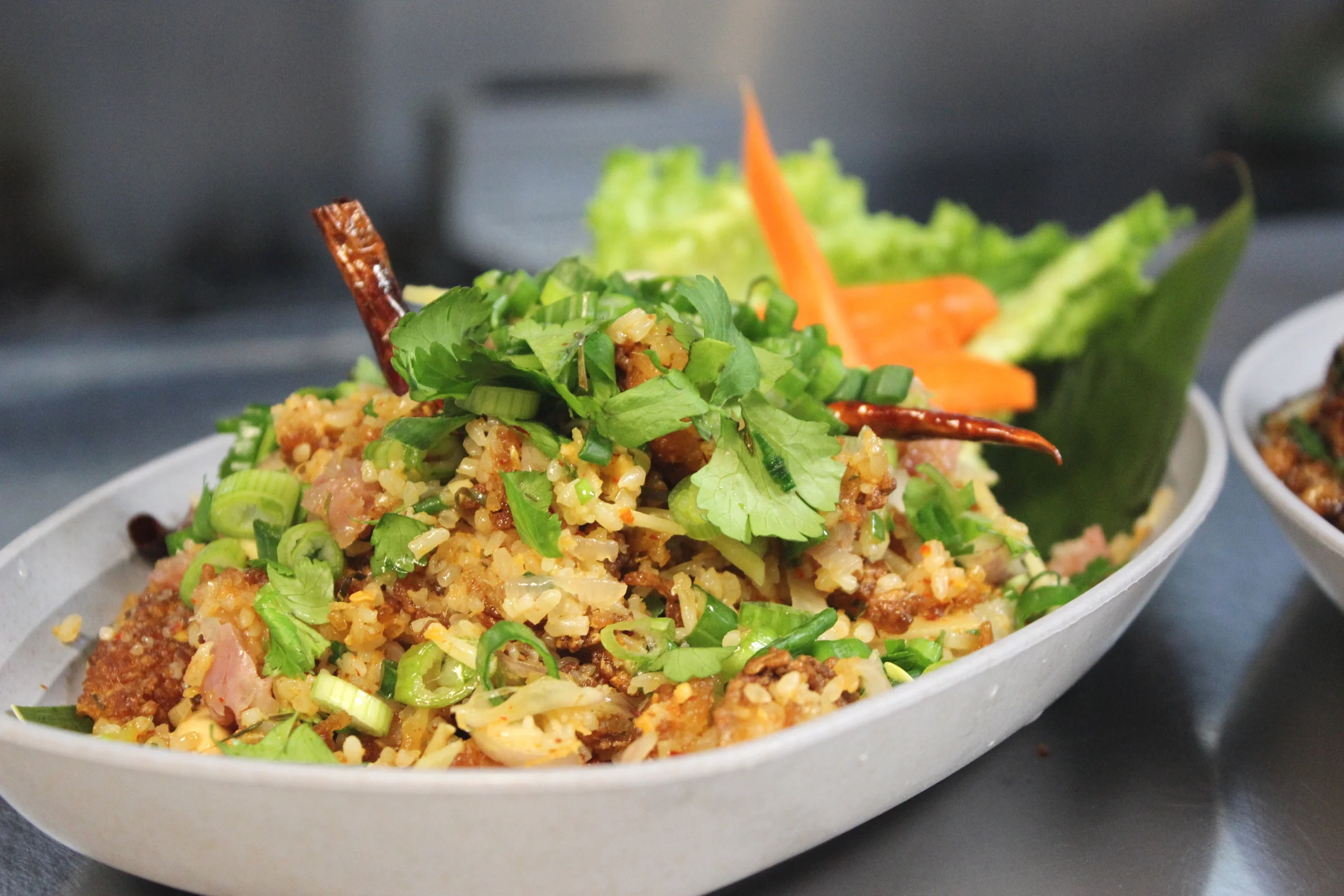 Pengalaman Menikmati Nam Khao Tod