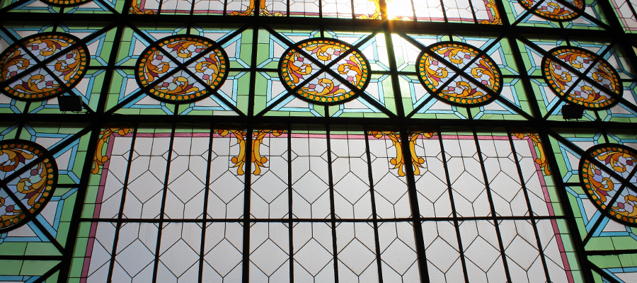 Jejak Sejarah seni kaca patri dan Evolusi Kaca Berwarna