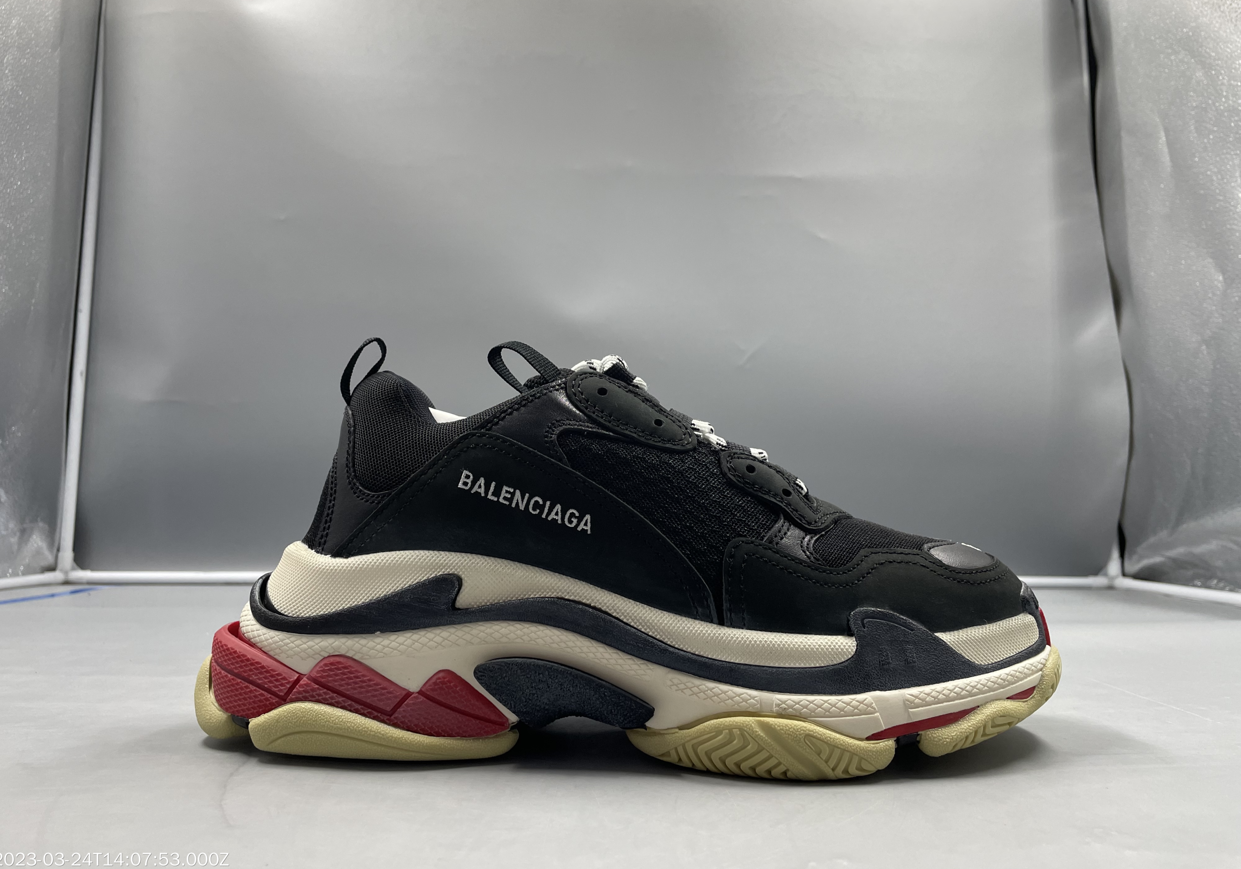 Material Berlapis Balenciaga Triple S yang Menciptakan Kekuatan Ekstrim